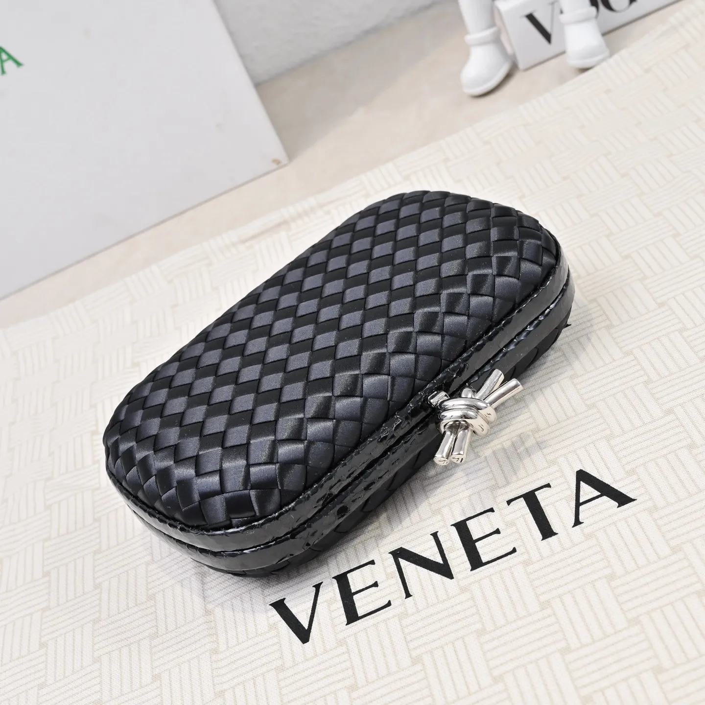 Batch 1460 #BV Knot woven evening bag series ~ Each bag reveals exquisite elegance💫Iconic classic silk weaving➕snake skin trimming with knot buckle, soft and delicate feel. The design is small and exquisite, low-key without logo, elegant and elegant. Paired with evening dress or cheongsam, it has the atmosphere of a famous and wealthy lady. Full of aura and invincible texture💃 Model: 7622 Dimensions: 20x12x5.5